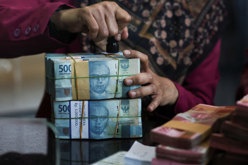 Explainer-Why has the Indonesian rupiah hit a record low despite dollar weakness?
